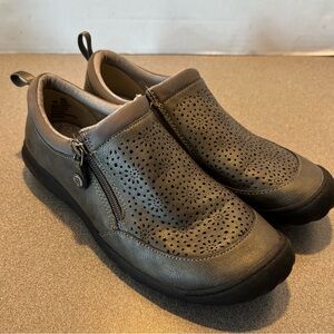 JBU Avery women's slip-on shoes side zipper petal-inspired cutout. SZ 8M